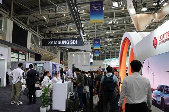 지난 6일 인터배터리 유럽 삼성SDI 부스 앞에서 현지 참관객들이 전시회를 관람하는 모습. 사진 코엑스