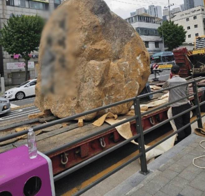 ▲ SNS상에서 논란이 된 서울의 신축아파트 조경석 [온라인 커뮤니티]&nbsp;