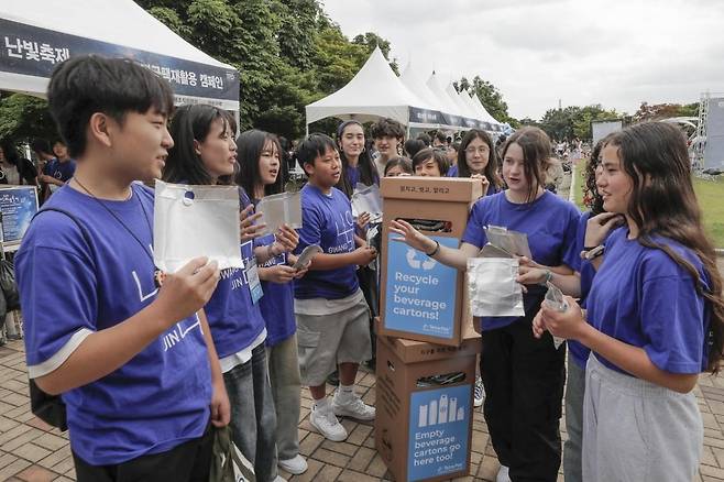 테트라팩 에코 서포터즈와 나우리 중등연합 학생들이 멸균팩 재활용 수거 캠페인에 참여해 자원순환의 메시지를 전하고 있다.