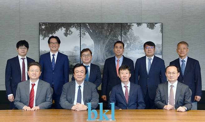 첫 줄 왼쪽부터 반시계 방향으로 이형석 태평양 대표변호사(중대재해 대응본부장), 윤명오 고문(재난안전전략연구소장), 조상철 변호사, 정수봉 대표변호사, 김세호 고문, 최진원 변호사, 김상민 변호사, 진희선 고문, 송진욱 변호사, 윤사로 변호사. 사진=태평양 제공