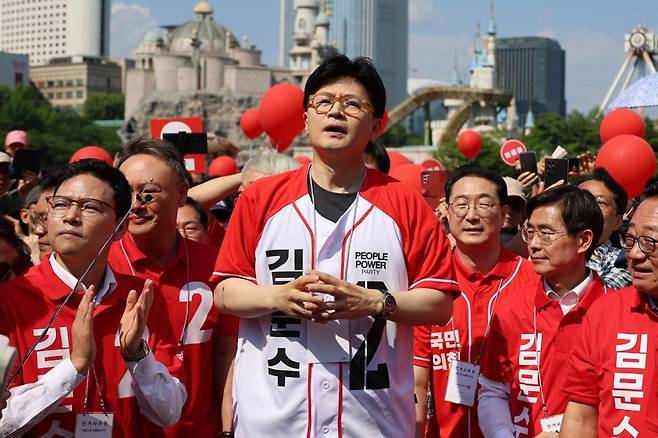 국민의힘 한동훈 전 대표가 25일 서울 송파구 일대에서 김문수 대선 후보 지원유세에 나서고 있다.  [한동훈 전 대표 측 제공] 사진=연합뉴스