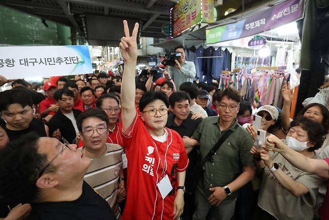 한동훈 전 국민의힘 대표가 21일 대구 중구 서문시장을 찾아 김문수 대선 후보의 지원 유세를 하고 있다. 사진=연합뉴스
