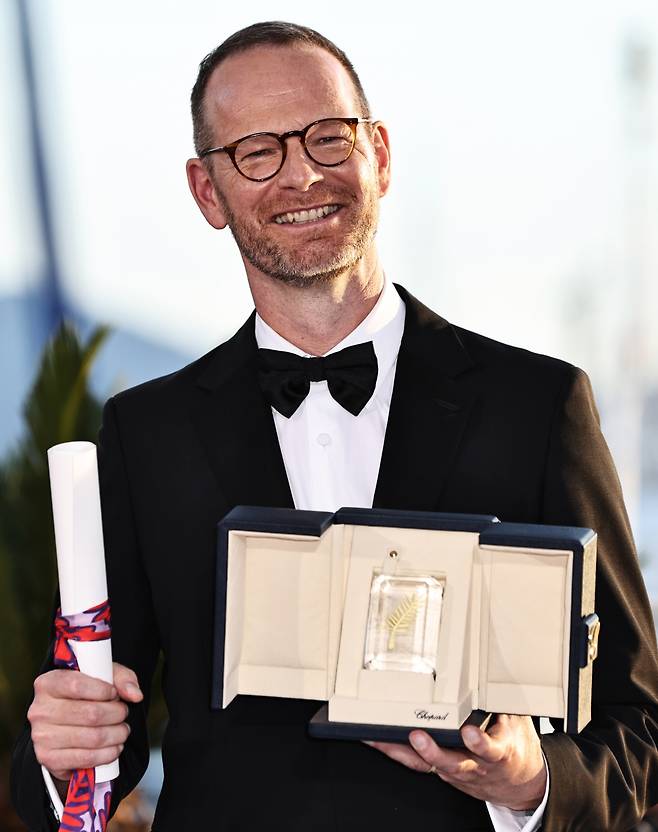24일 프랑스 칸에서 열린 제78회 칸 영화제에서 영화 '감성적인 가치'로 최우수상 수상한 요아킴 트리에 감독. /사진제공= 연합뉴스