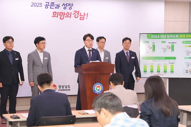 이정곤 경상남도 농정국장이 26일 지역 농가소득에 대해 설명하고 있다.