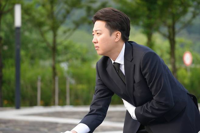 이준석 개혁신당 대통령 후보가 고 노무현 전 대통령 16주기인 23일 오전 경남 김해시 봉하마을 노 전 대통령 묘역을 찾아 참배하고 있다. 개혁신당 제공