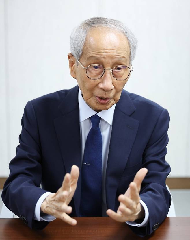 윤여준 더불어민주당 총괄상임선대위원장이 26일 서울 여의도 민주당 당사에서 본지와 인터뷰하고 있다. 이솔 기자