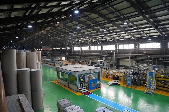 태림포장 시화공장 내부에 있는 골게이터 설비가 원지를 가공해 원단을 생산하고 있다. 왼쪽은 적재된 원지. 태림포장 제공