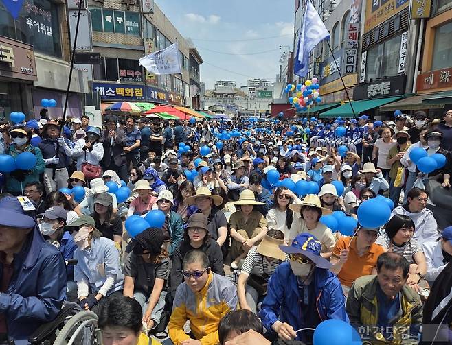 26일 오후 1시 경기 수원시 수원영동시장에서 진행된 이재명 더불어민주당 대선 후보 선거 유세 현장. /사진=이민형 기자
