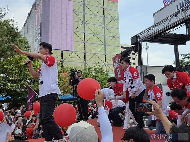 26일 오후 4시께 김문수 국민의힘 대선 후보와 국민의힘 관계자들이 용인시 포은아트갤러리 광장 유세 현장에서 시민들을 향해 절을 올리는 모습. /사진=이민형 기자