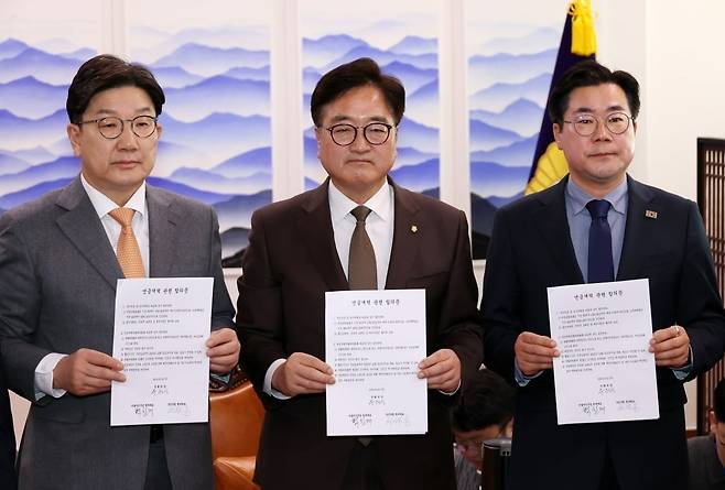 우원식 국회의장, 권성동 국민의힘 원내대표, 박찬대 더불어민주당 원내대표가 국민연금 개혁안 합의문을 들고 있다 / 사진=한국경제신문 강은구 기자