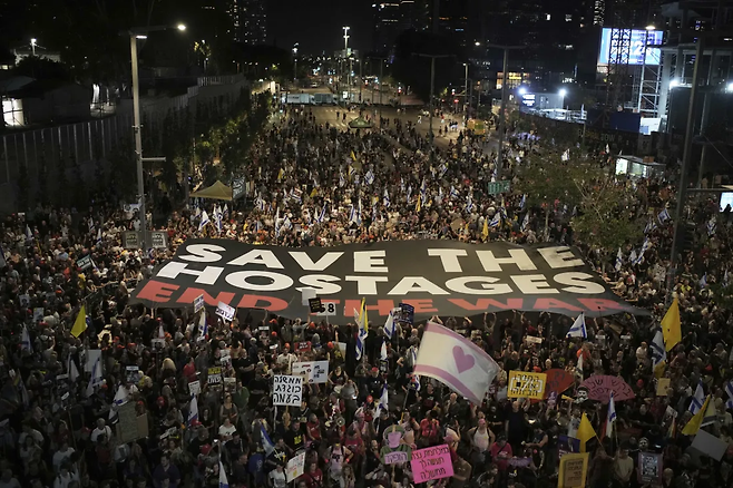 시민들이 24일(현지시간) 이스라엘 텔아비브에서 전쟁 종식과 하마스에 납치된 인질들의 즉각 석방을 요구하고 베냐민 네타냐후 정부를 반대하는 시위를 벌이고 있다. AP연합뉴스
