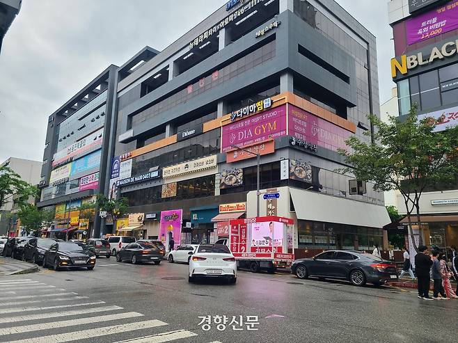 지난 24일 강원 원주 무실동의 한 거리에 김문수 국민의힘 후보 유세 차량이 서 있다. 이보라 기자