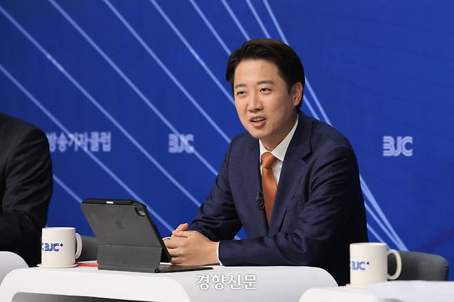 이준석 개혁신당 대선 후보가 26일 서울 목동 한국방송회관에서 열린 한국방송기자클럽 토론회에 앞서 참석자들과 인사하고 있다. 이준헌 기자