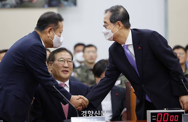한덕수 국무총리(오른쪽)와 이상민 전 행정안전부 장관이 지난 1월 22일 국회에서 열린 윤석열 정부의 비상계엄선포를 통한 내란혐의 진상규명 국정조사특별위원회 청문회에서 악수하고 있다. 박민규 선임기자