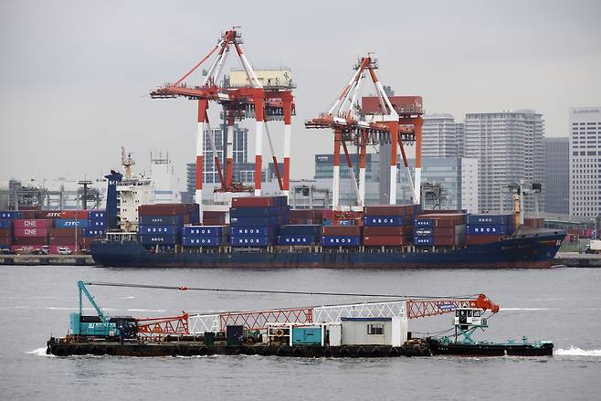 12일 일본 도쿄의 한 항구에서 바지선이 커테이너선 근처를 항해하고 있다. EPA연합뉴스