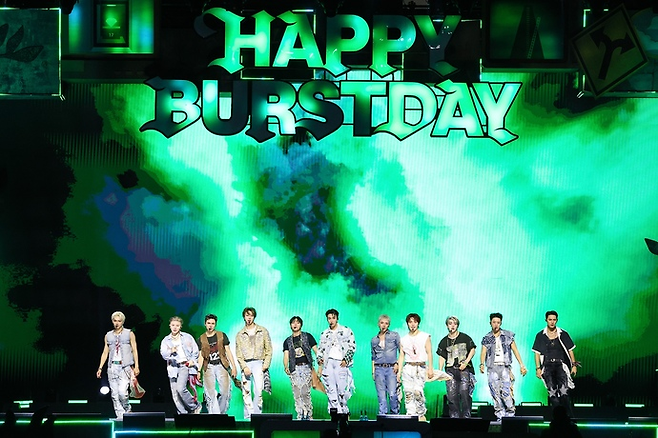 그룹 세븐틴이 지난 25일 서울 잠수교에서 데뷔 10주년 기념 ‘비-데이 파티: 버스트 스테이지 @잠수교’ 공연  무대 위에서 노래를 부르고 있다. 플레디스 엔터테인먼트 제공