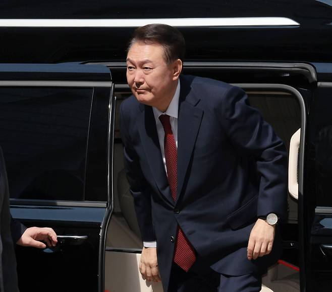 윤석열 전 대통령이 26일 서울 서초구 서울중앙지방법원에서 열린 내란 우두머리 혐의ㆍ직권남용 권리행사 방해 혐의 사건 5차 공판에 출석하고 있다. 사진공동취재단