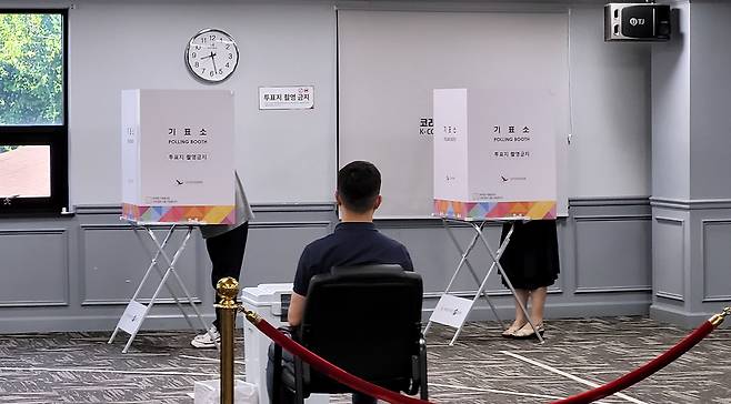 20일(현지시간) 미국 버지니아주 코리안커뮤니티센터에 마련된 제21대 대통령선거 재외투표소에서 유권자가 투표하고 있다. 연합뉴스