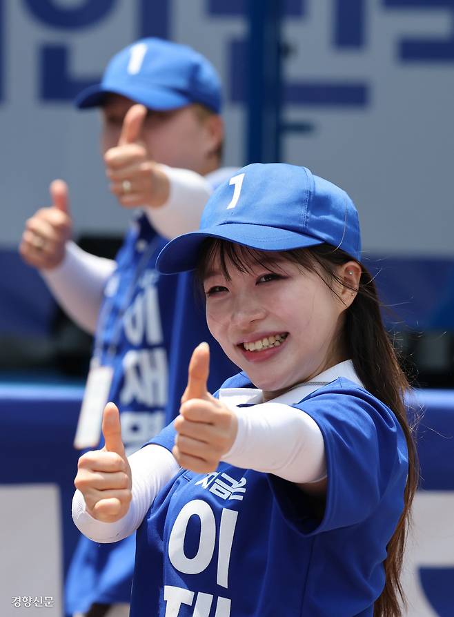 “1번 좋아” 이재명 더불어민주당 대선 후보 유세단이 26일 경기 수원시 팔달문 영동시장 유세에서 율동을 하고 있다. 박민규 선임기자