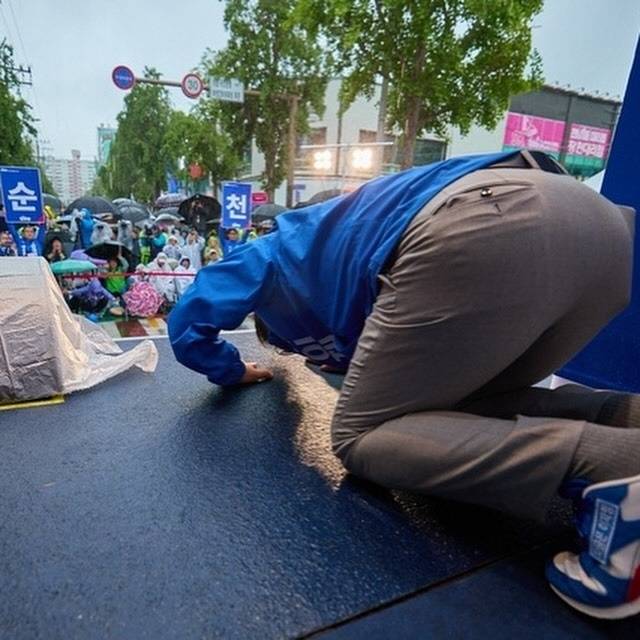 Lee Jae-myung, candidate of the Democratic Party of Korea, bows deeply on stage during a campaign stop in Suncheon, South Jeolla Province on May 15. (Lee's campaign team)