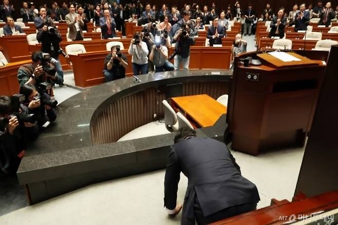 People Power Party presidential contender Kim Moon-soo drops to his knees and bows before about 70 party lawmakers at a meeting on May 11 at the National Assembly. (Yonhap)