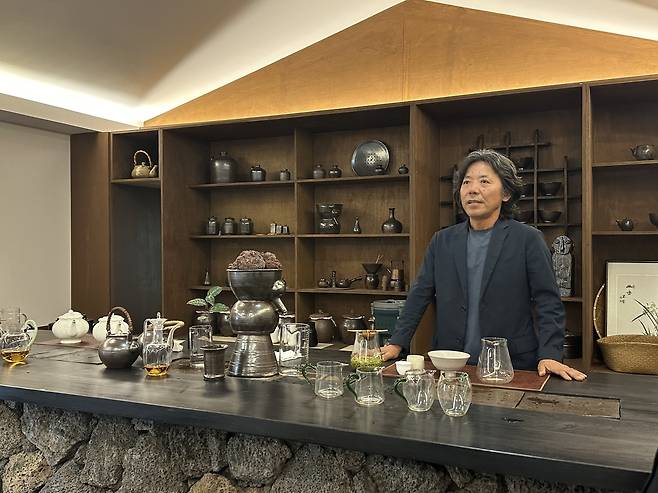 Renowned Jeju tea master Kim Maeng-chan, explains the history of tea and how to drink it properly, and shares the stories behind each variety at a cafe on Jeju Island. (Choi Jeong-yoon/The Korea Herald)