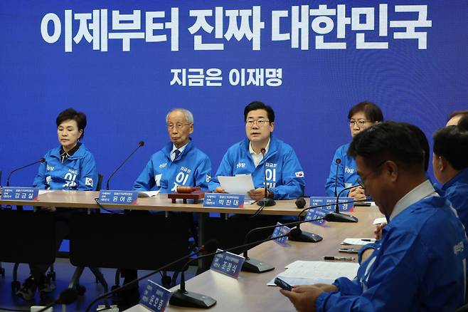 박찬대 더불어민주당 상임총괄선거대책위원장이 26일 서울 여의도 당사에서 열린 중앙선거대책위원회의에서 발언하고 있다. 연합뉴스