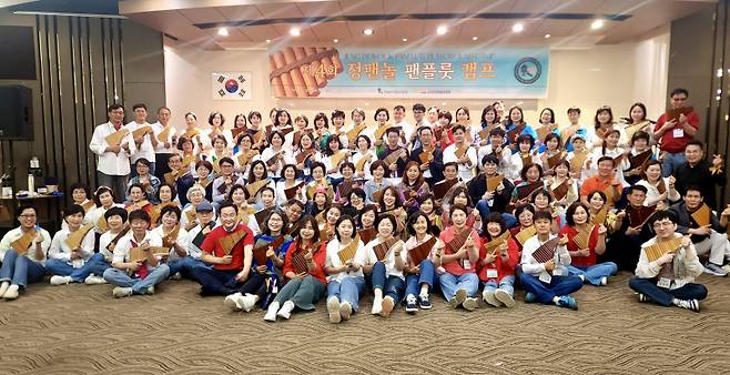 정팬놀 팬플룻 캠프 참가자들이 연주를 마친 후 기념촬영을 하고 있다. 정팬놀 제공