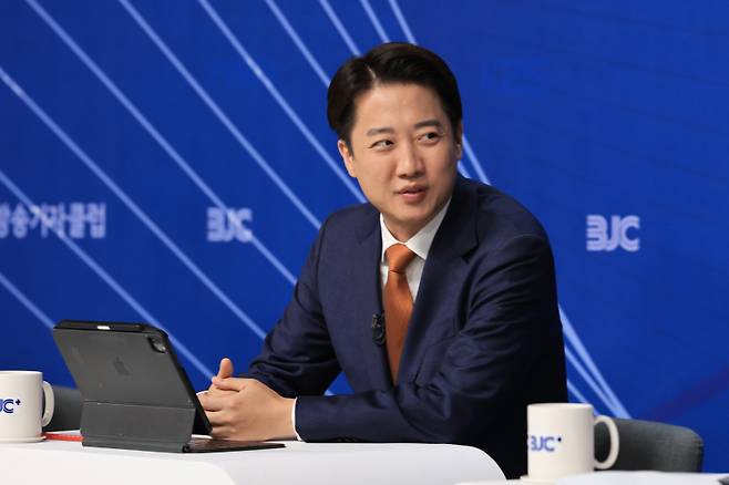 이준석 개혁신당 대선 후보가 26일 서울 양천구 한국방송회관에서 열린 한국방송기자클럽 초청 토론회에서 참석자들과 대화를 나누고 있다. 연합뉴스