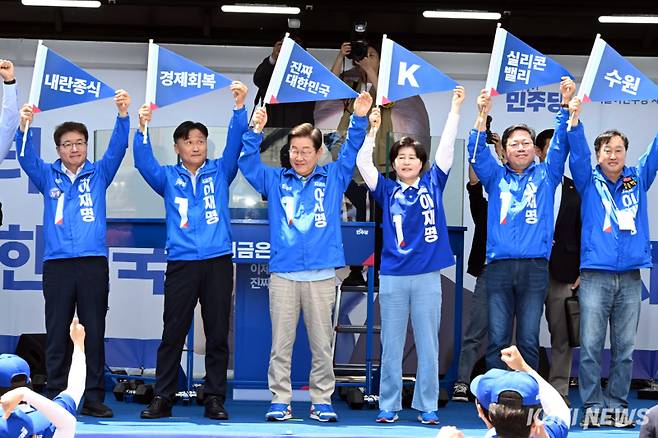 '이재명 민주당 대선 후보, 수원 영동시장 선거유세'이재명 더불어민주당 대선후보가 26일 경기 수원시 팔달문 영동시장 입구에서 열린 집중유세에서 경제를 회복시키겠다며 지지자들을 향해 깃발을 들어보이고 있다.&nbsp;