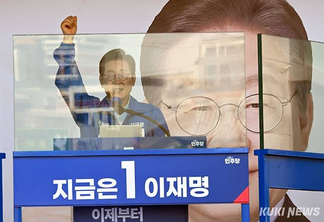 이재명 더불어민주당 대선후보가 26일 경기 수원시 팔달문 영동시장 입구에서 열린 집중유세에서 연설하고 있다.&nbsp;