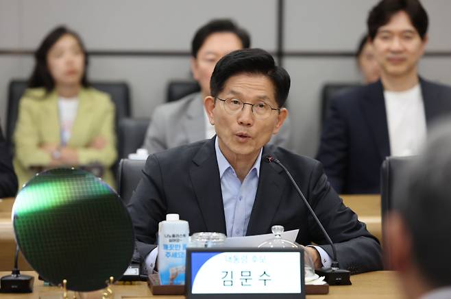 김문수 국민의힘 대선 후보가 26일 경기 평택시 삼성전자 평택캠퍼스를 방문해 간담회를 갖고 인사말을 하고 있다. 연합뉴스&nbsp;