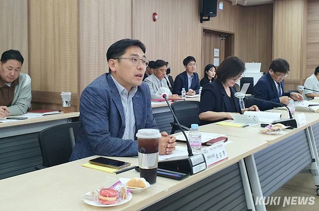 충남도는 26일 충남개발공사 회의실에서 실효성 있는 건축·도시 정책 방향 수립 및 정책의 완성도를 높이기 위한 ‘충남도 정책자문위원회 건축도시분과 자문회의’를 개최했다.