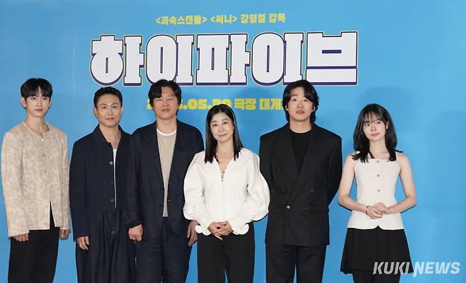 배우 박진영, 오정세, 김희원, 라미란, 안재홍, 이재인(왼쪽부터)이 26일 오후 서울 한강로동 CGV 용산아이파크몰에서 열린 영화 ‘하이파이브’ 기자간담회에 참석해 포즈를 취하고 있다. 유희태 기자