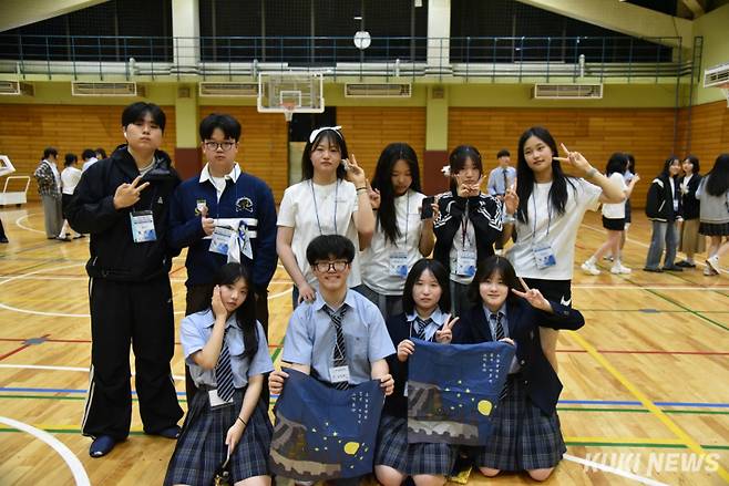 충무교육원 창의융합 인문학 기행단 1단 학생들이 26일 동경한국학교를 방문해 현지 학생들과 선물을 교환한 뒤 밝게 기념촬영을 하고 있다. 사진=충무교육원