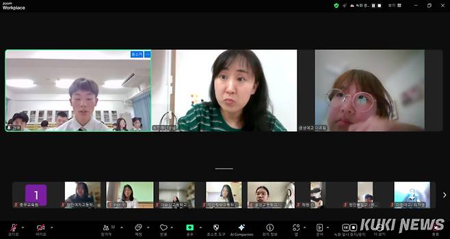 2단 학생들이 일본 오사카의 건국고등학교 학생들과 온라인으로 교류활동을 하고 있는 모습.