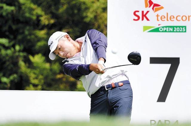 강성훈이 지난 18일 제주 핀크스CC에서 막을 내린 KPGA투어 SK텔레콤 오픈에서 호쾌한 드라이버샷을 날리고 있다. 강성훈은 2009년 유럽프로골프투어 발렌타인 챔피언십 이후 16년 만에 이 곳에서 경기를 치렀다. KPGA 제공