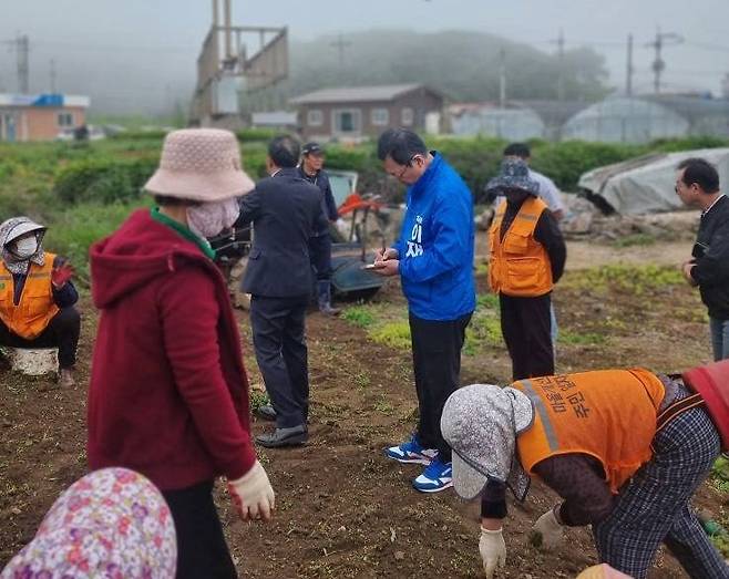 박남춘 전 인천시장(파란색 옷)이 지난 20일 민주당이 지난 20대 대선에서 최하 득표율을 기록한 인천 옹진군 북도면을 찾아 주민들의 목소리를 받아 적고 있다. 더불어민주당 제공
