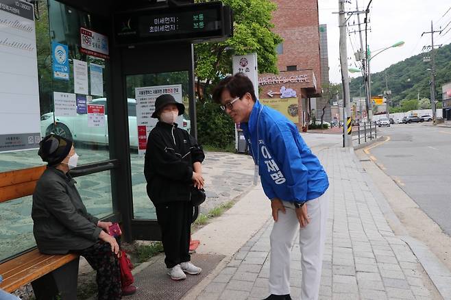 박광온 전 의원이 지난 19일 경기도 광주의 길가에서 시민들의 목소리를 직접 청취하고 있다. 더불어민주당 제공
