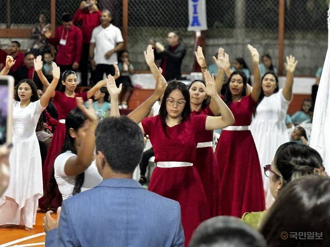 타파우아순복음교회 교인들이 단기선교팀을 환영하며 전통춤을 곁들인 공연을 선보이고 있다.