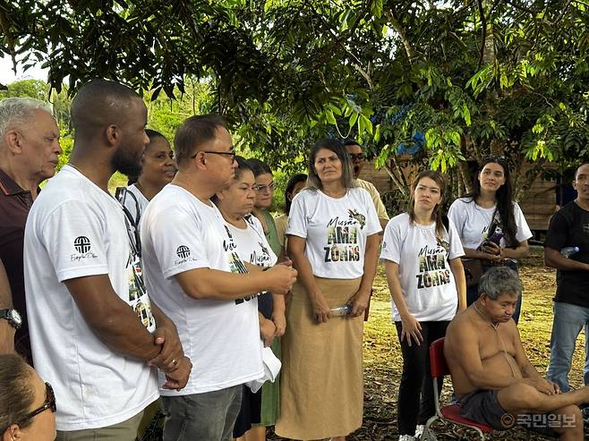 김용철(왼쪽 세 번째) 선교사가 26일 브라질 아마조네스주 타파우아 원주민 주거 지역에서 원주민 대표들과 대화를 나누고 있다.