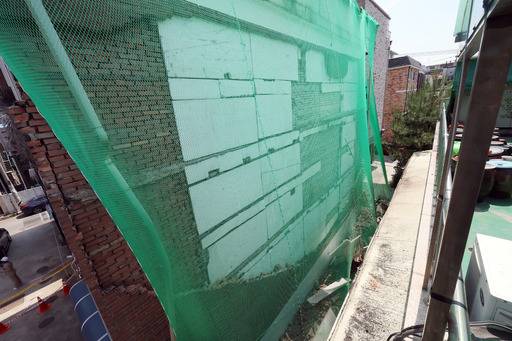 26일 오전 경기 수원시 장안구의 한 다세대주택 외벽 마감재가 무너져 있다. 연합뉴스