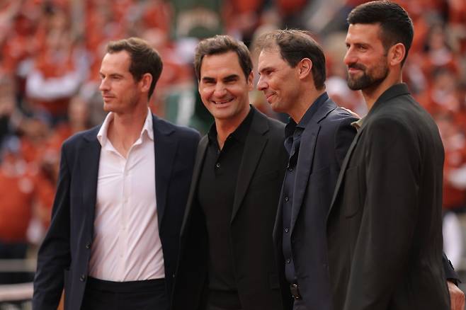 남자 테니스 '빅4'로 한 시대를 이끌었던 앤디 머리(왼쪽부터)와 로저 페더러, 라파엘 나달, 노바크 조코비치가 26일(한국시간) 프랑스 파리 롤랑가로스에서 열린 나달의 은퇴식에서 나란히 서 있다. EPA연합뉴스