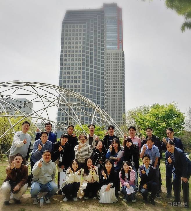 박경준(앞줄 오른쪽 첫 번째) 목사가 지난해 4월 서울 여의도 한강공원에서 LG기독신우회 야외 예배를 드린 뒤 기념촬영을 하고 있다. 섬길교회 제공