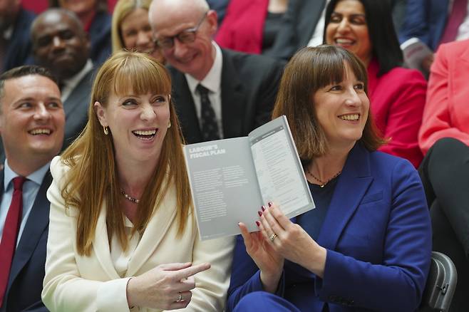 앤절라 레이너(왼쪽) 영국 부총리 겸 주택지역사회부 장관과 레이철 리브스 영국 재무장관. AP뉴시스