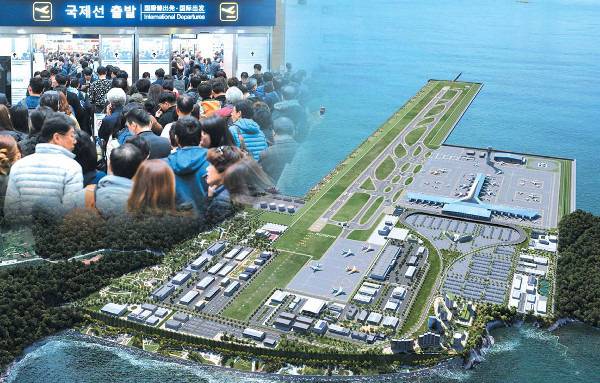 이용객이 몰려 혼잡한 김해공항 국제선 터미널 모습. 큰 사진은 가덕도신공항 조감도. 부산시 제공