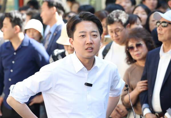 개혁신당 이준석 대선후보가 25일 서울 종로구 종묘 인근 서순라길에서 유세 시작 전 발언하고 있다. 연합뉴스