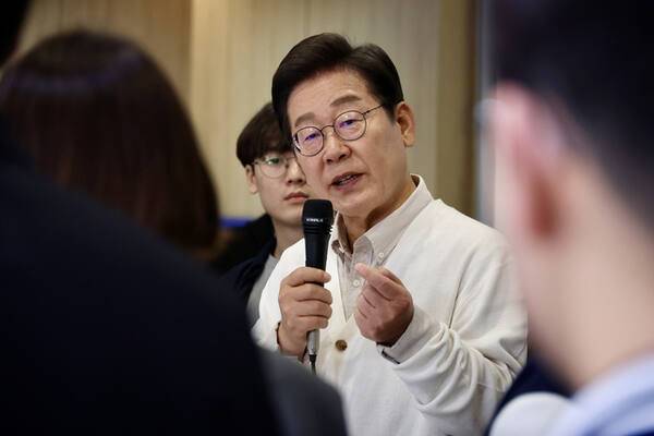 더불어민주당 이재명 대선 후보가 26일 수원시 영통구 아주대학교 혁신공유라운지에서 청년 정책을 논의하기 위해 대학생들과 간담회를 하고 있다. 연합뉴스