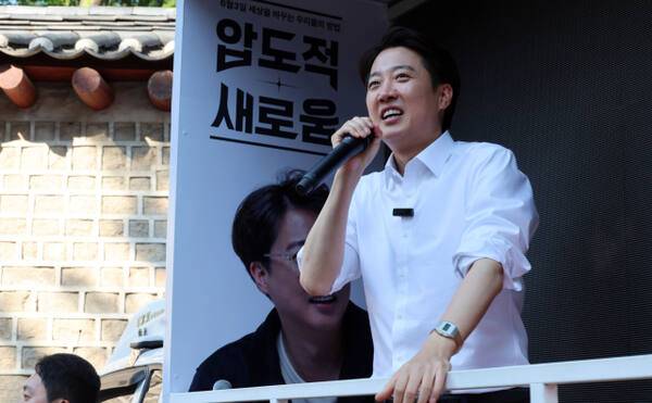 이준석 개혁신당 대선후보가 25일 서울 종로구 종묘 인근 서순라길에서 거리 유세를 하고 있다. 연합뉴스