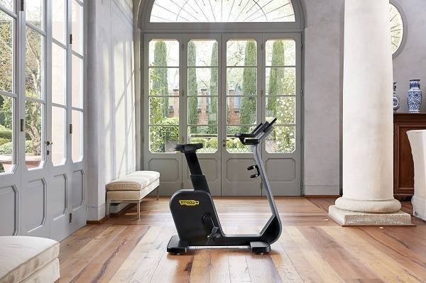 <  야외 라이딩과 동일한 느낌을 재현한 컴팩트한 실내 자전거, ‘테크노짐 사이클’ / 테크노짐 제공 >